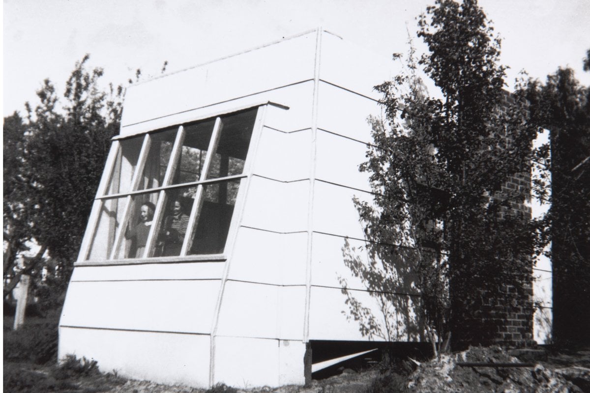 Arthur’s grandfather commissions cousin, architect Robin Boyd, to design a studio at Open Country for Arthur to live and work in. Arthur, together with his brothers Guy and David, builds the studio.