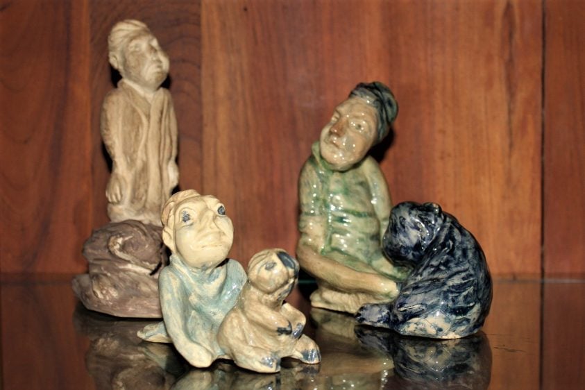 5 ceramics figures on a wooden shelf