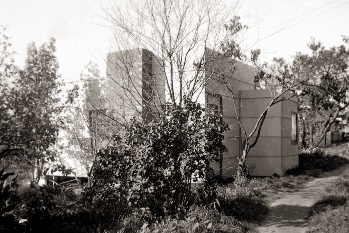 Arthur’s grandfather commissions cousin, architect Robin Boyd, to design a studio at Open Country for Arthur to live and work in. Arthur, together with his brothers Guy and David, builds the studio.