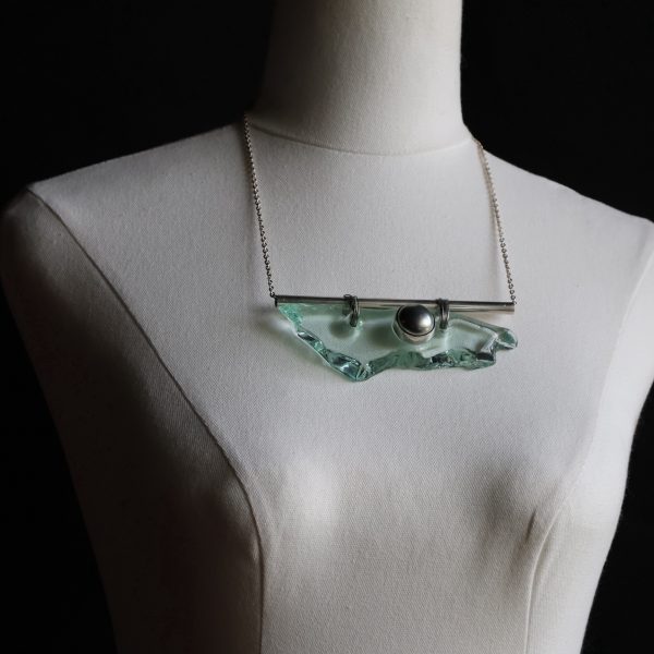 Gina Fairley, Water Wings: Bosphorus, 2024, Borosilicate cane globe bead made Türkler glass, rubber, brass Cheniere. Photo: Gina Fairley