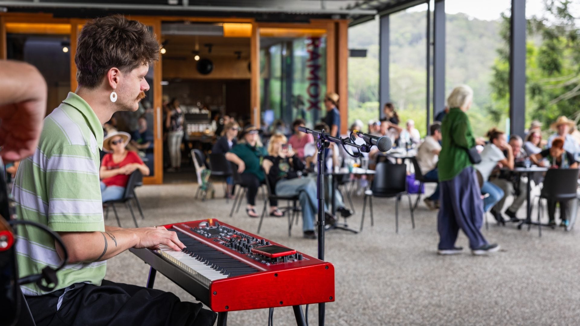 Keyboard player in a forecourt