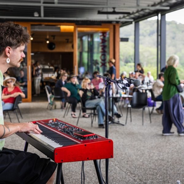 Keyboard player in a forecourt